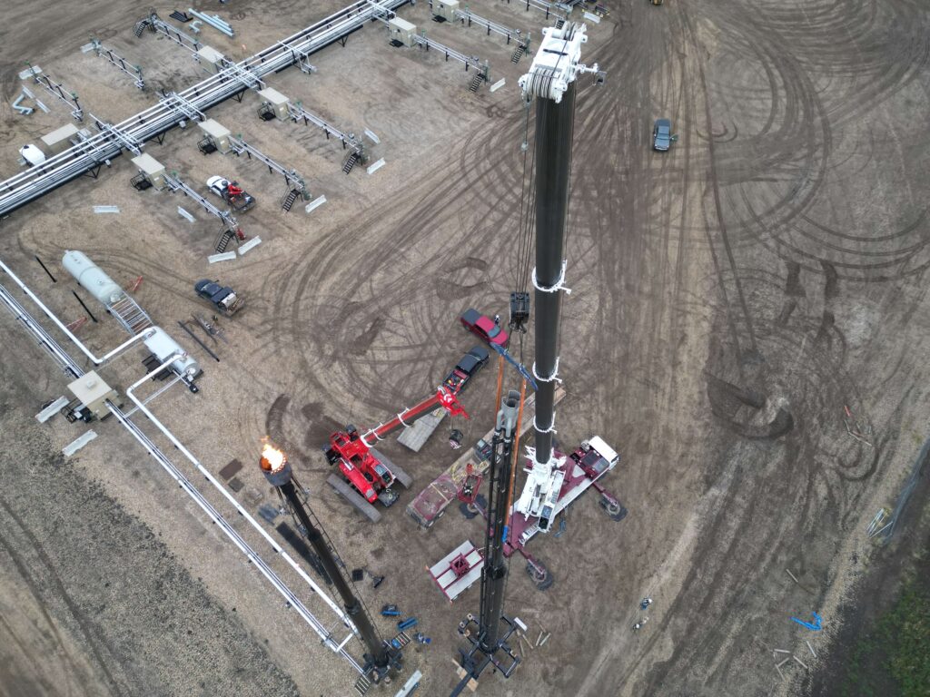 Cinch cranes positioned on an oilfield work site